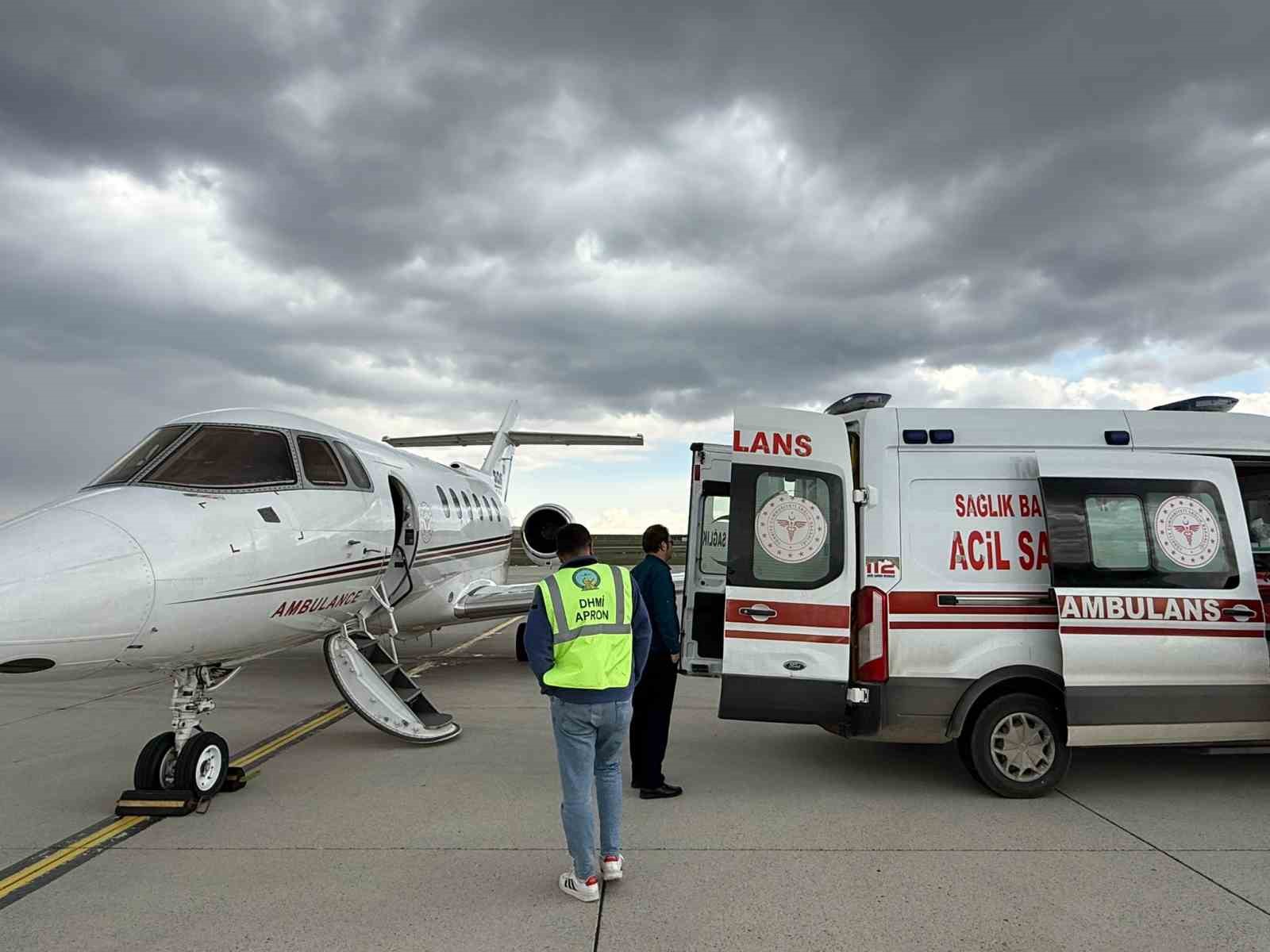 Ağrı’da tedavi gören prematüre bebek ambulans uçakla Elazığ’a sevk edildi
