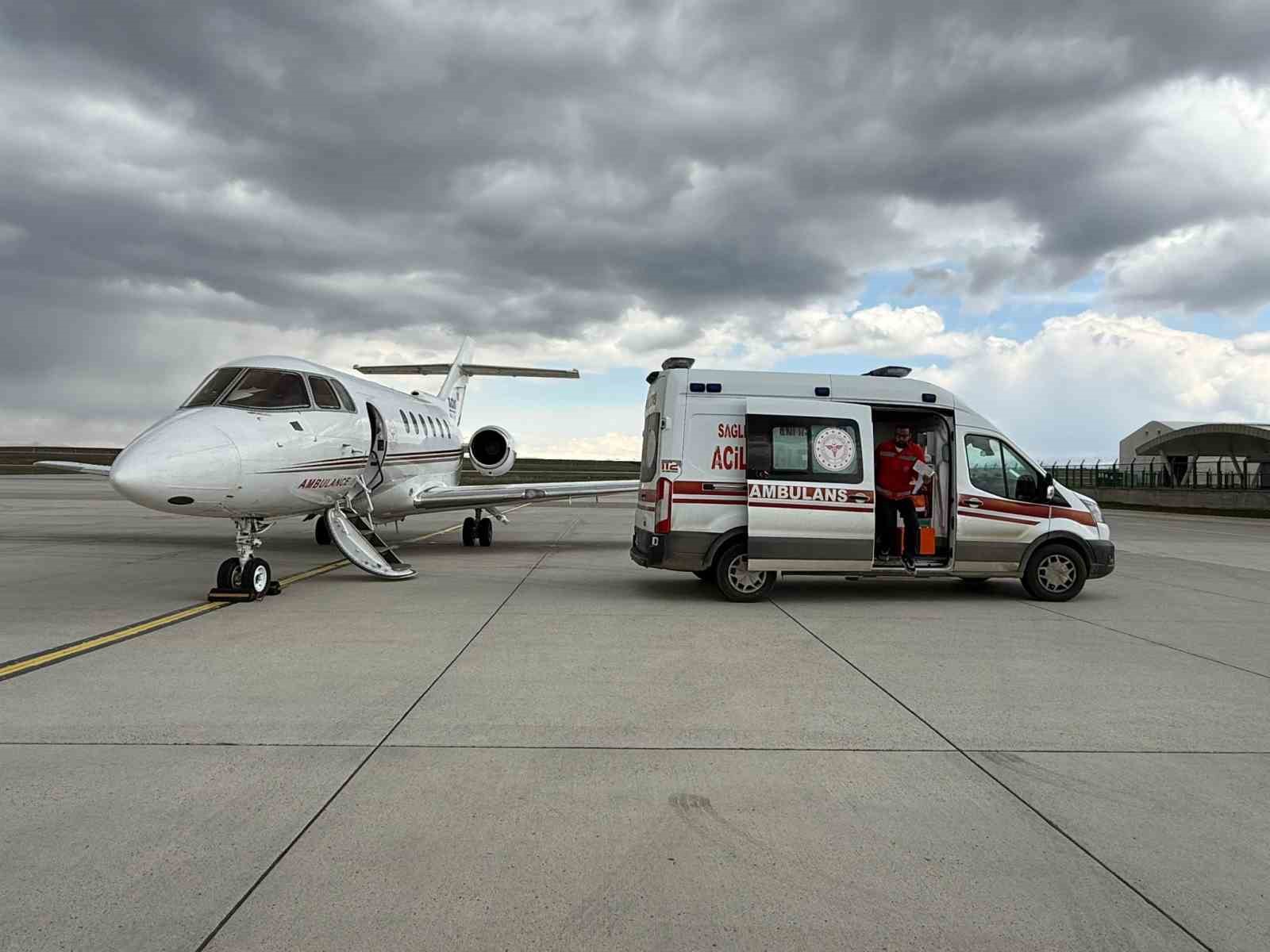 Ağrı’da tedavi gören prematüre bebek ambulans uçakla Elazığ’a sevk edildi
