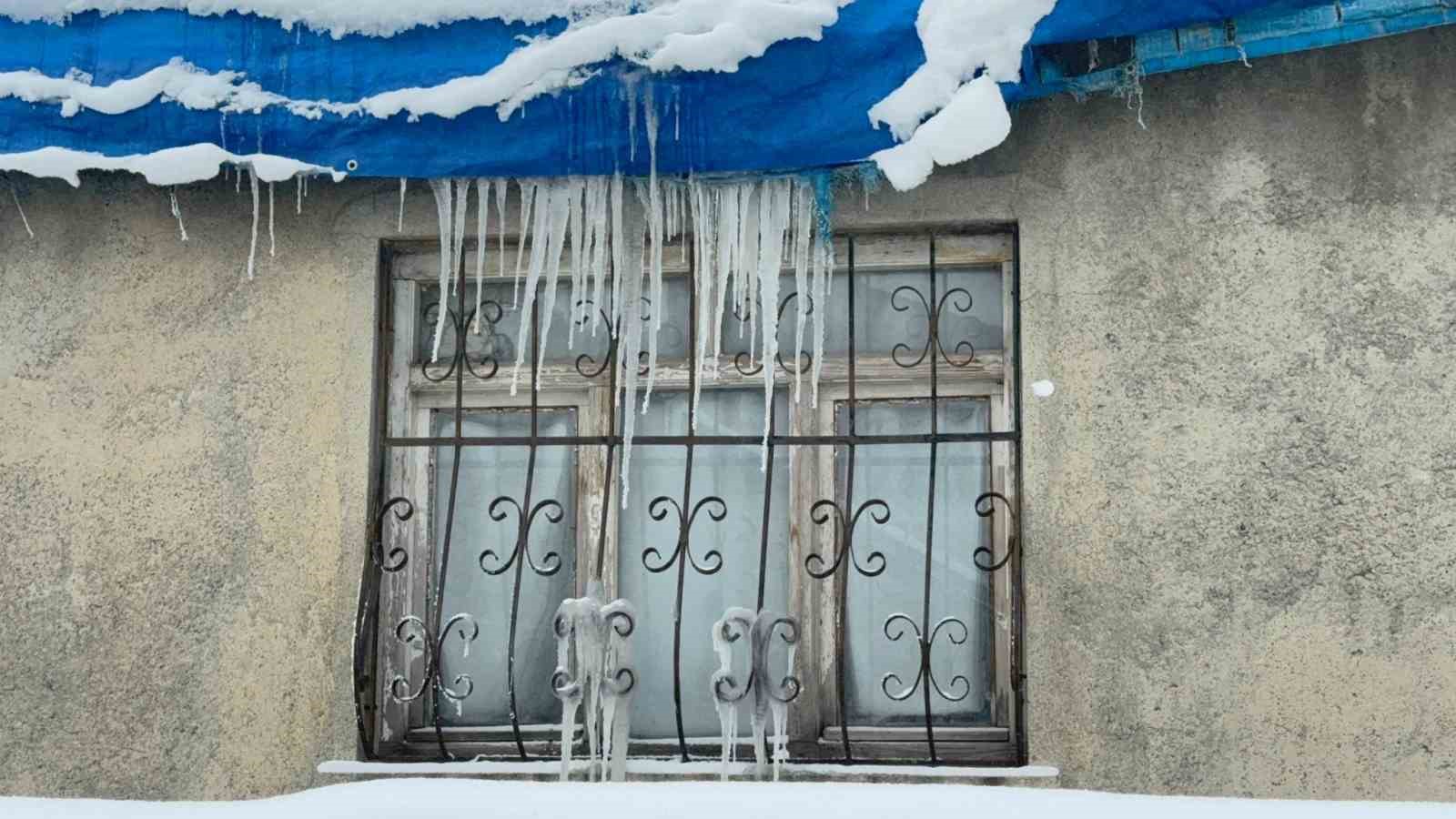 Ağrı’da termometreler eksi 24’ü gösterdi
