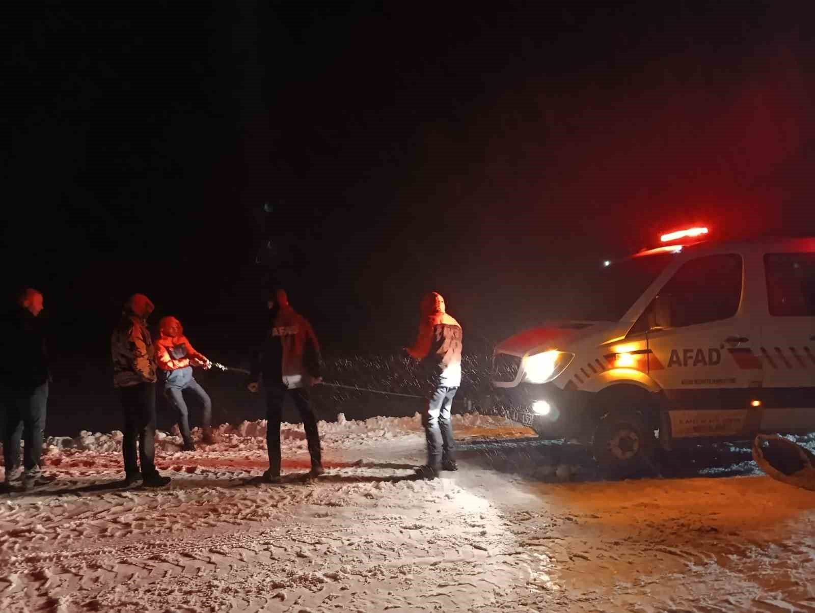 Ağrı’da tipi nedeniyle şarampole kayan araçtaki 2’si çocuk 4 kişi kurtarıldı
