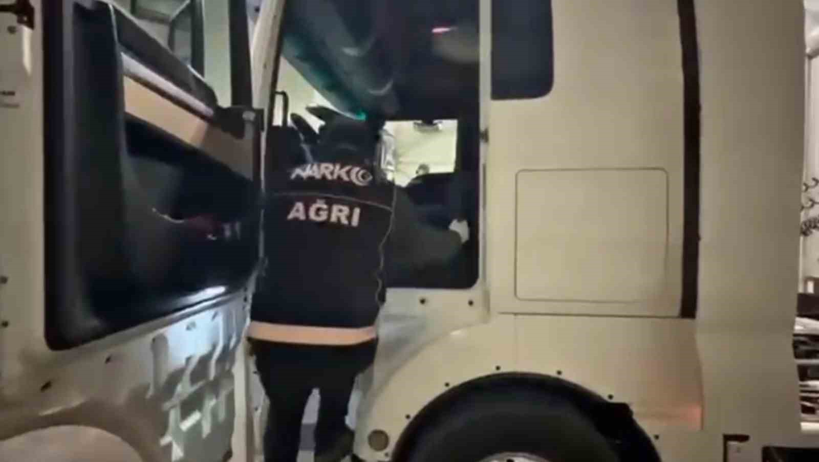 Ağrı’da uyuşturucu operasyonu: 1 kilo 220 gram skunk ele geçirildi
