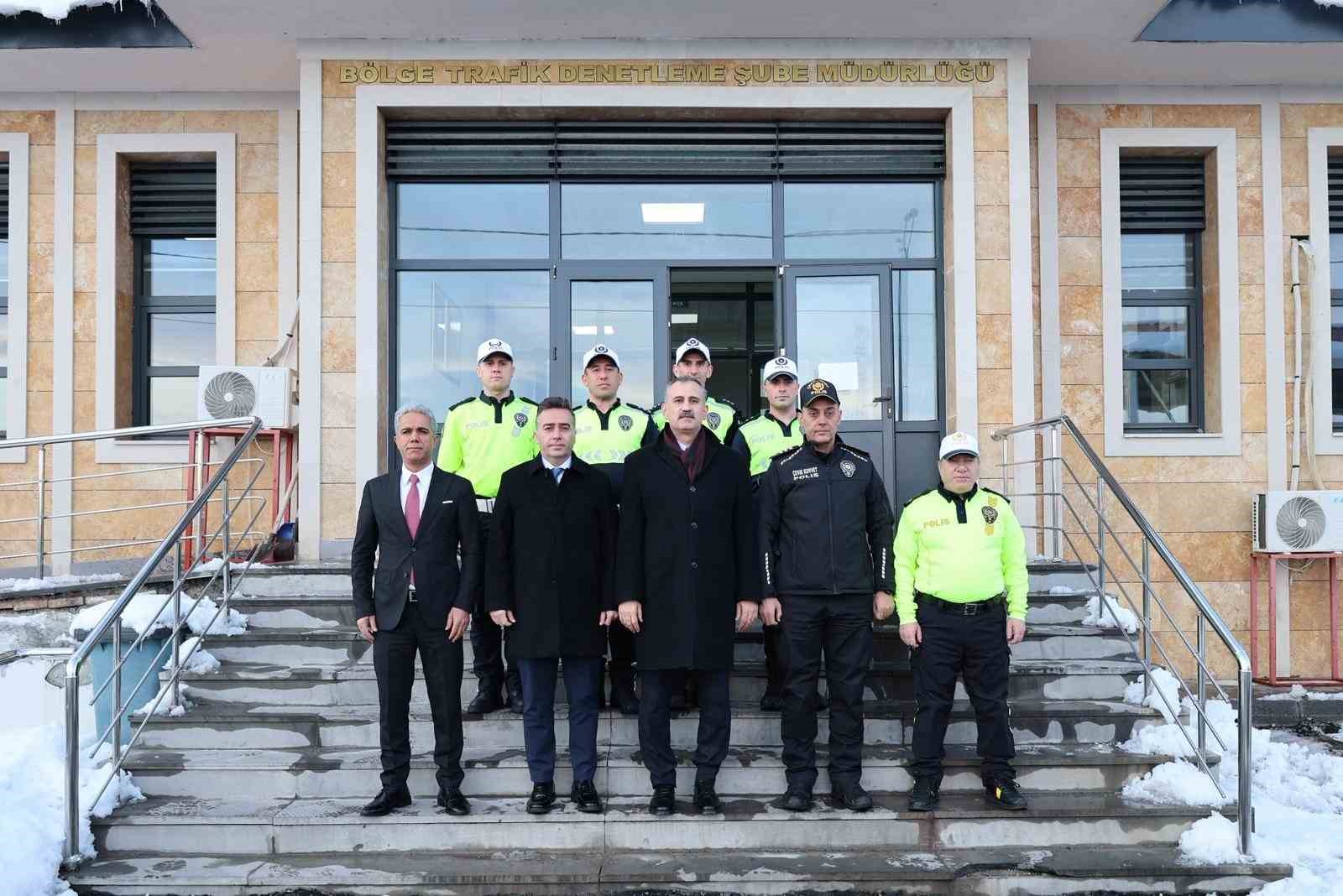 Ağrı’da Vali Bozkurt, trafik polisleriyle iftarda bir araya geldi
