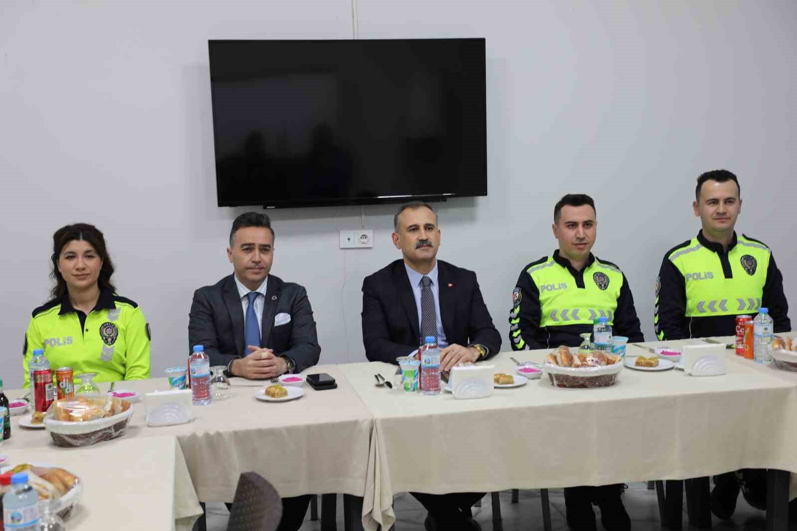 Ağrı’da Vali Bozkurt, trafik polisleriyle iftarda bir araya geldi

