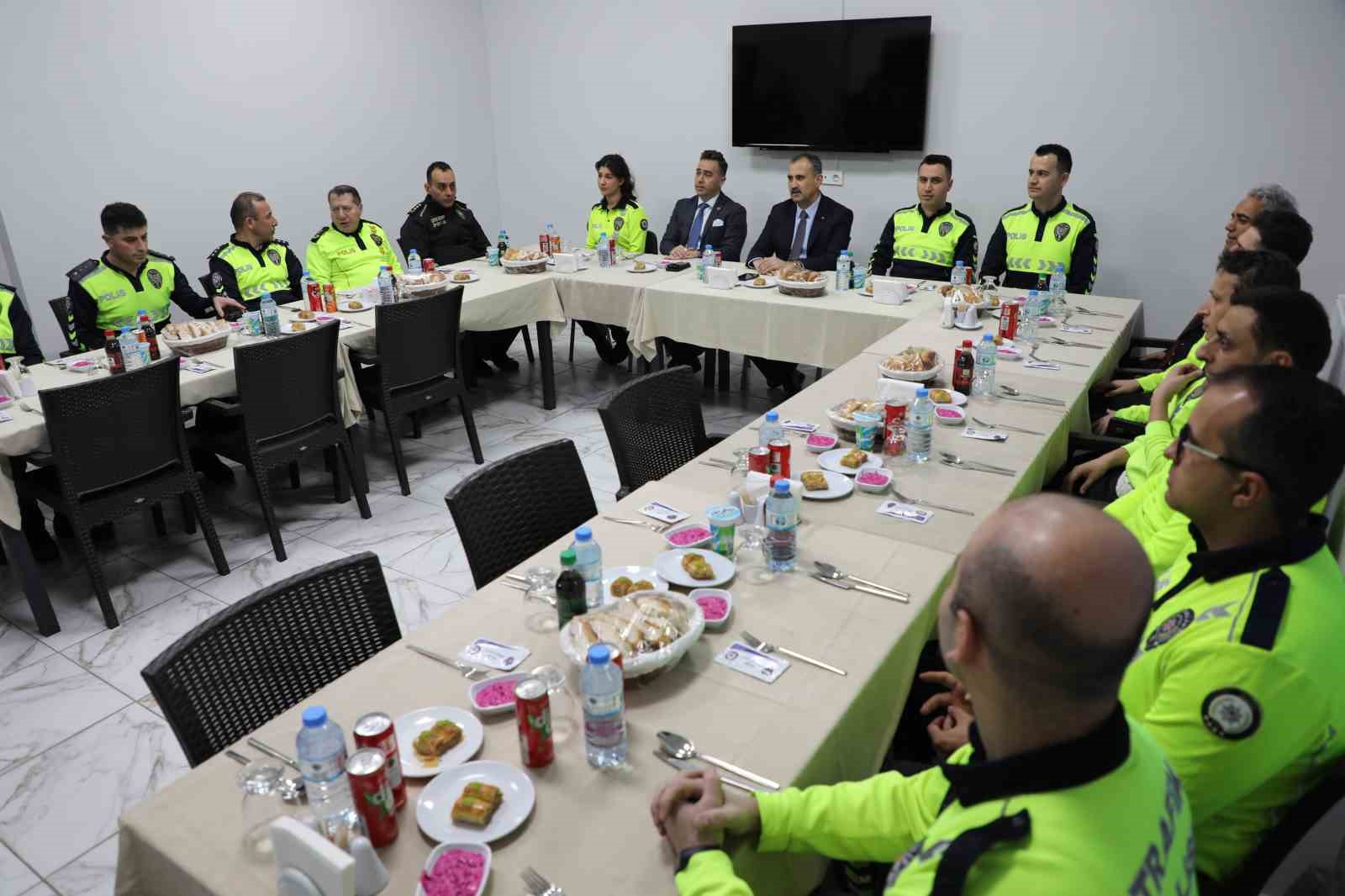 Ağrı’da Vali Bozkurt, trafik polisleriyle iftarda bir araya geldi
