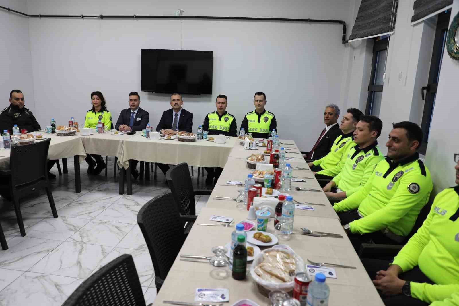 Ağrı’da Vali Bozkurt, trafik polisleriyle iftarda bir araya geldi
