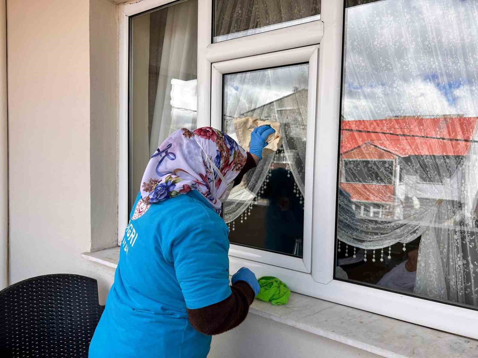 Ağrı’da "Vefa Projesi" kapsamında bin 58 vatandaşa evde temizlik hizmeti
