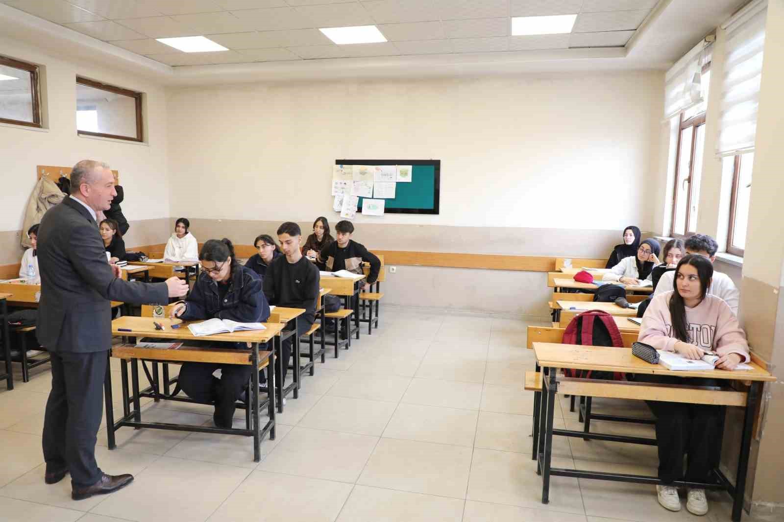 Ağrı’da YKS’ye hazırlık süreci yakından takip ediliyor
