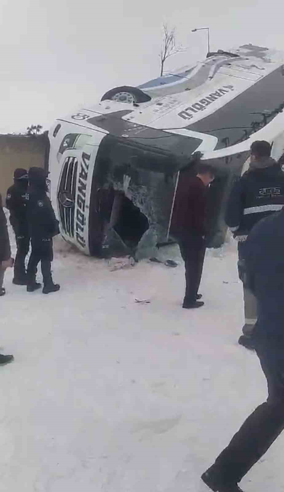Ağrı’da yolcu otobüsü devrildi: 16 yaralı
