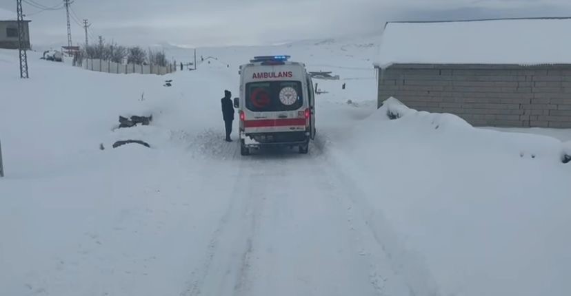 Ağrı’da yolların açılmasıyla hastalar hastaneye ulaştırıldı
