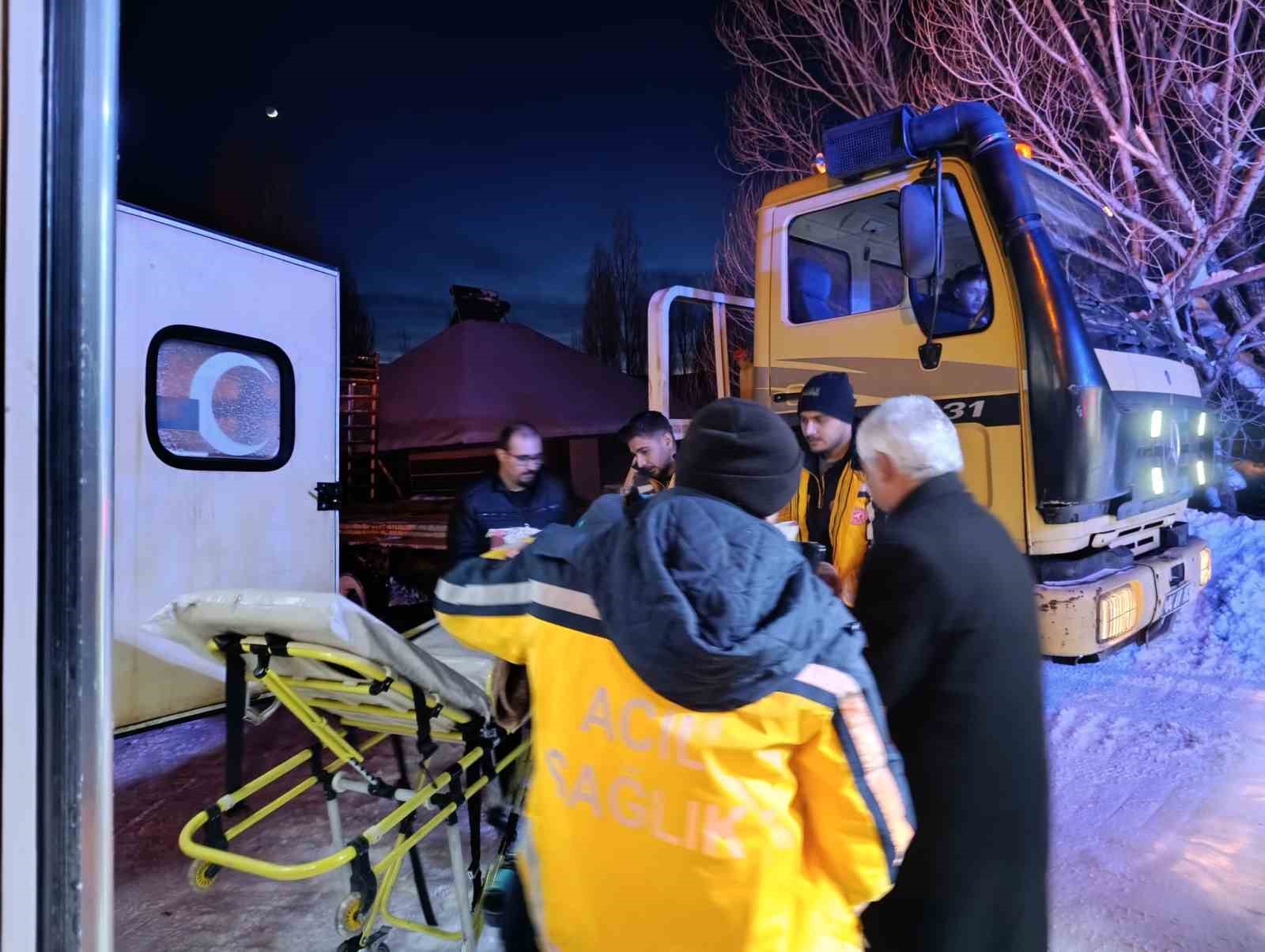 Ağrı’da yolu kapalı köydeki hasta paletli ambulansla hastaneye ulaştırıldı
