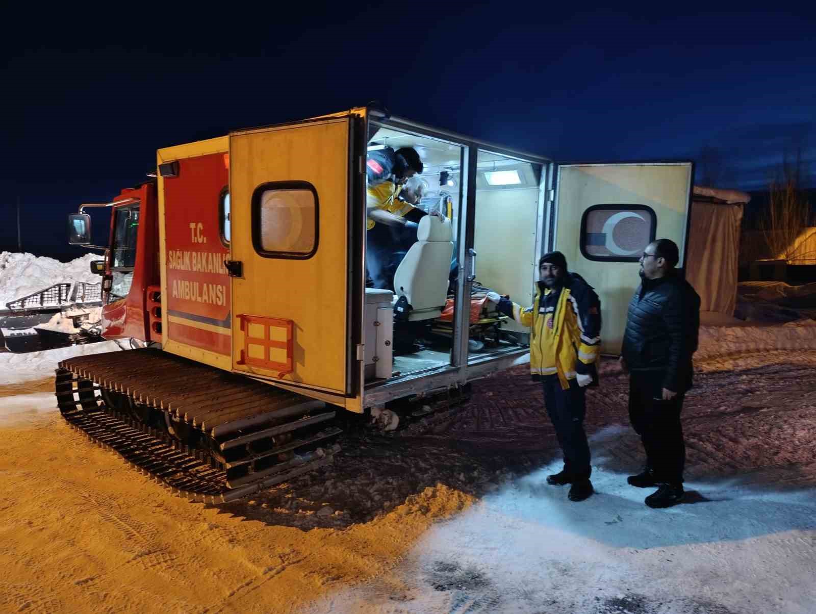 Ağrı’da yolu kapalı köydeki hasta paletli ambulansla hastaneye ulaştırıldı
