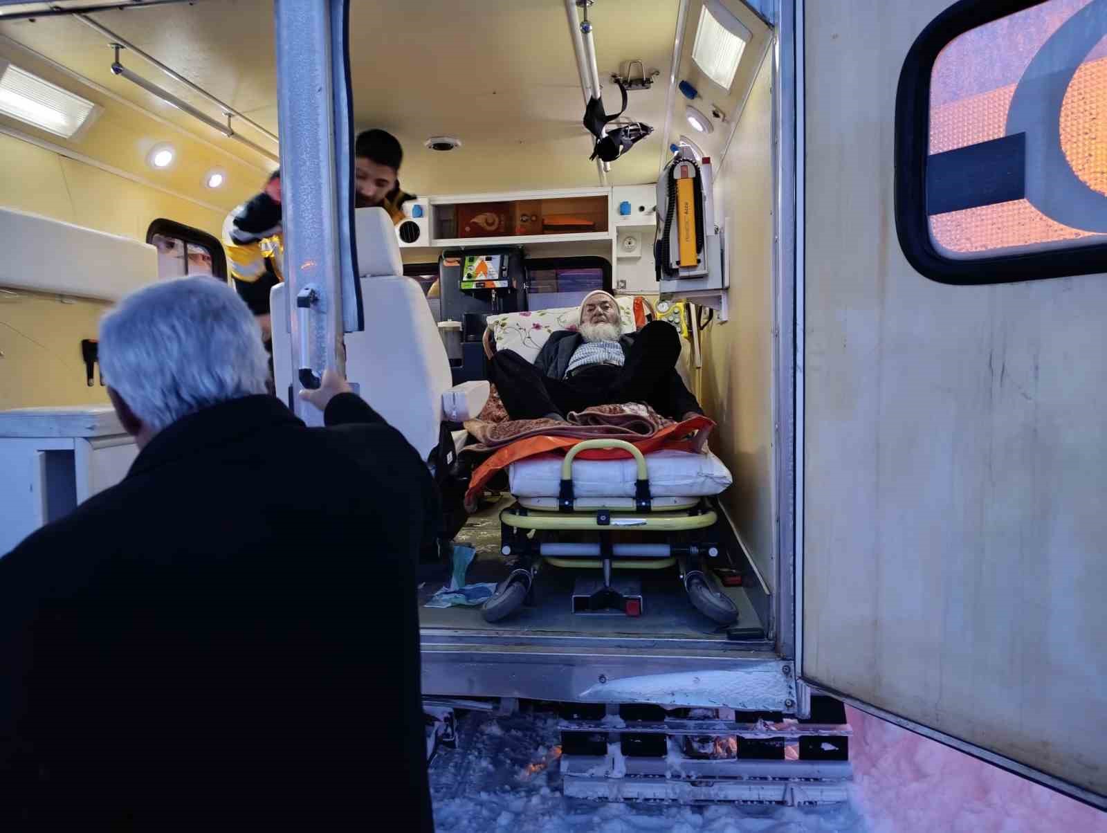 Ağrı’da yolu kapalı köydeki hasta paletli ambulansla hastaneye ulaştırıldı
