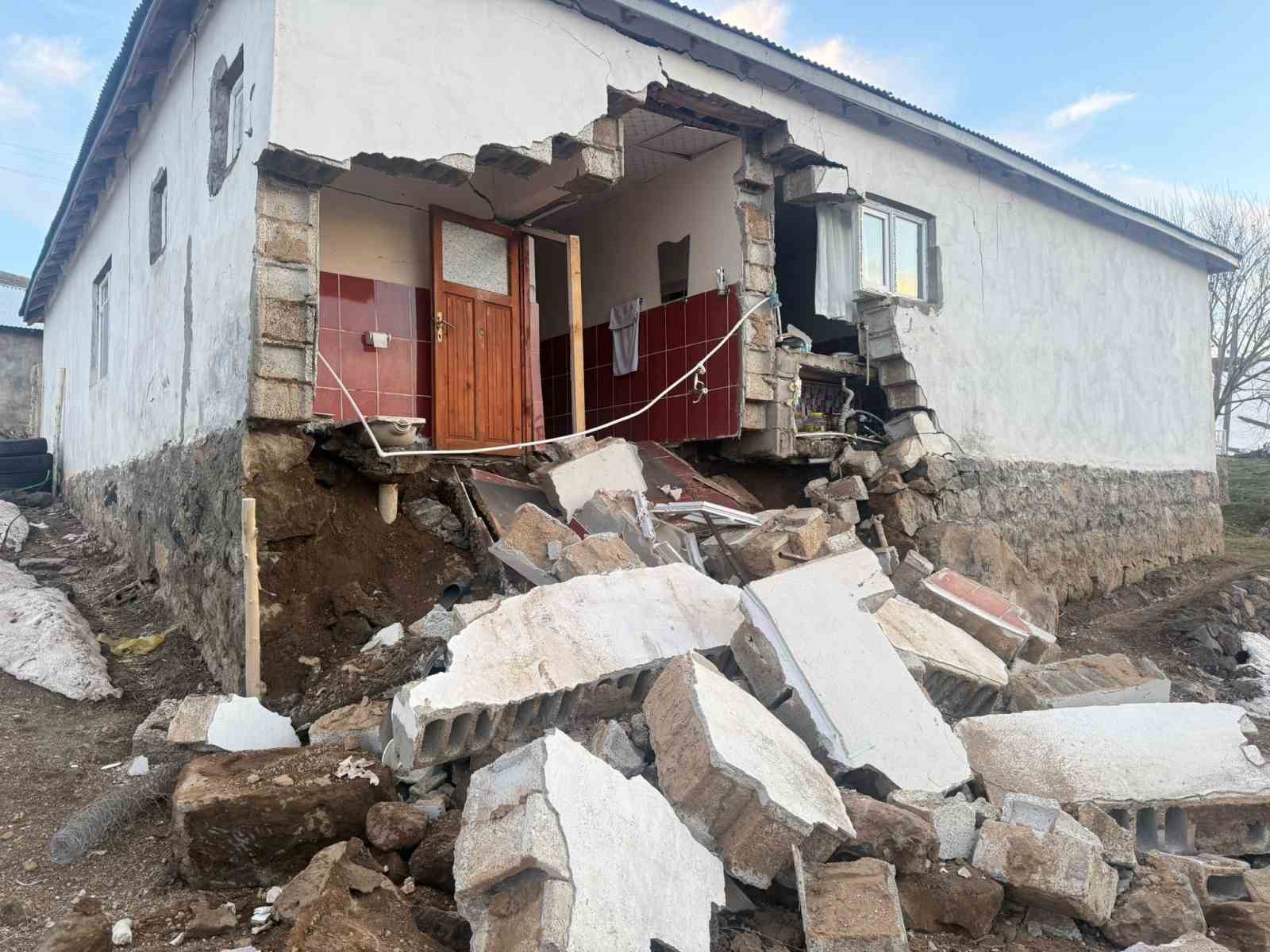 Ağrı’daki depremde köylerde bazı yapılarda hasar meydana geldi
