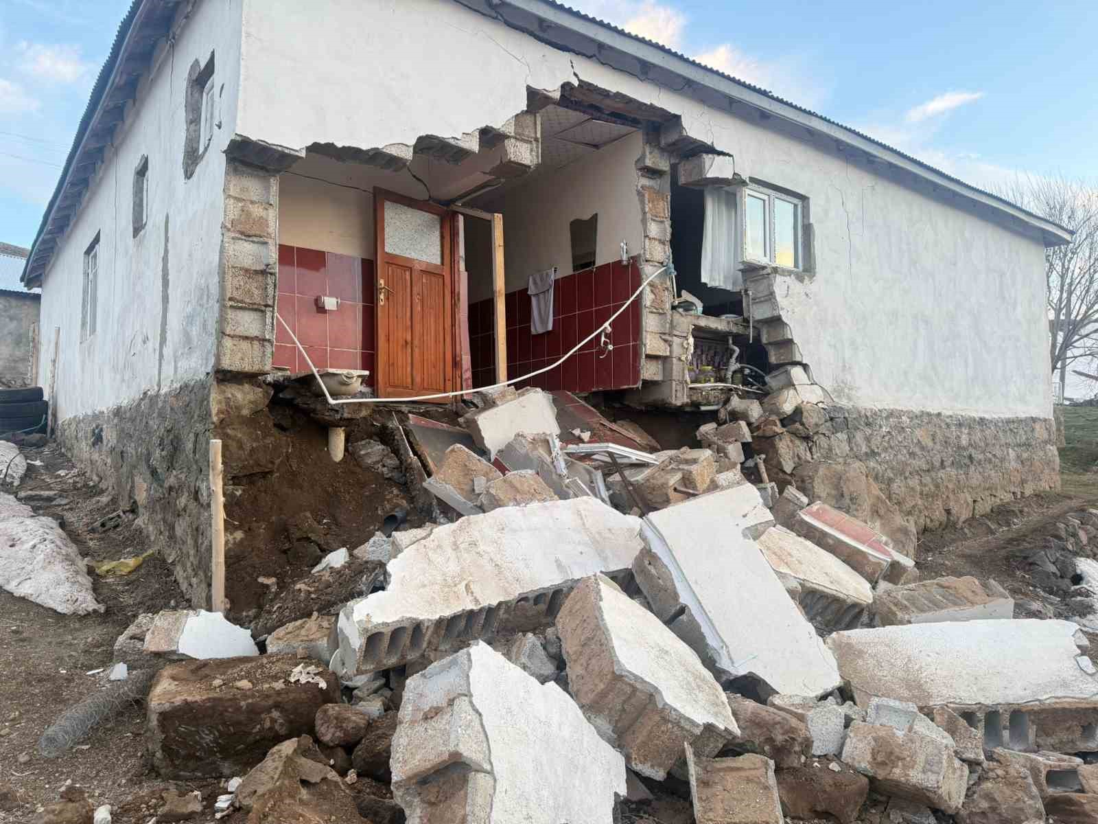 Ağrı’daki depremde köylerde bazı yapılarda hasar meydana geldi
