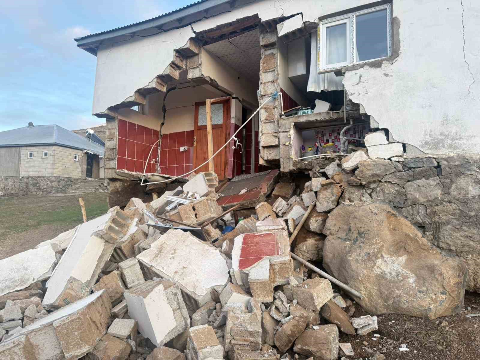 Ağrı’daki depremde köylerde bazı yapılarda hasar meydana geldi
