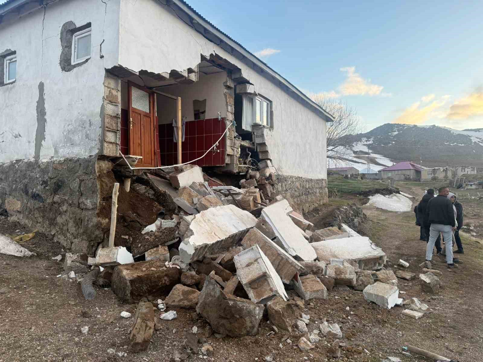 Ağrı’daki depremde köylerde bazı yapılarda hasar meydana geldi
