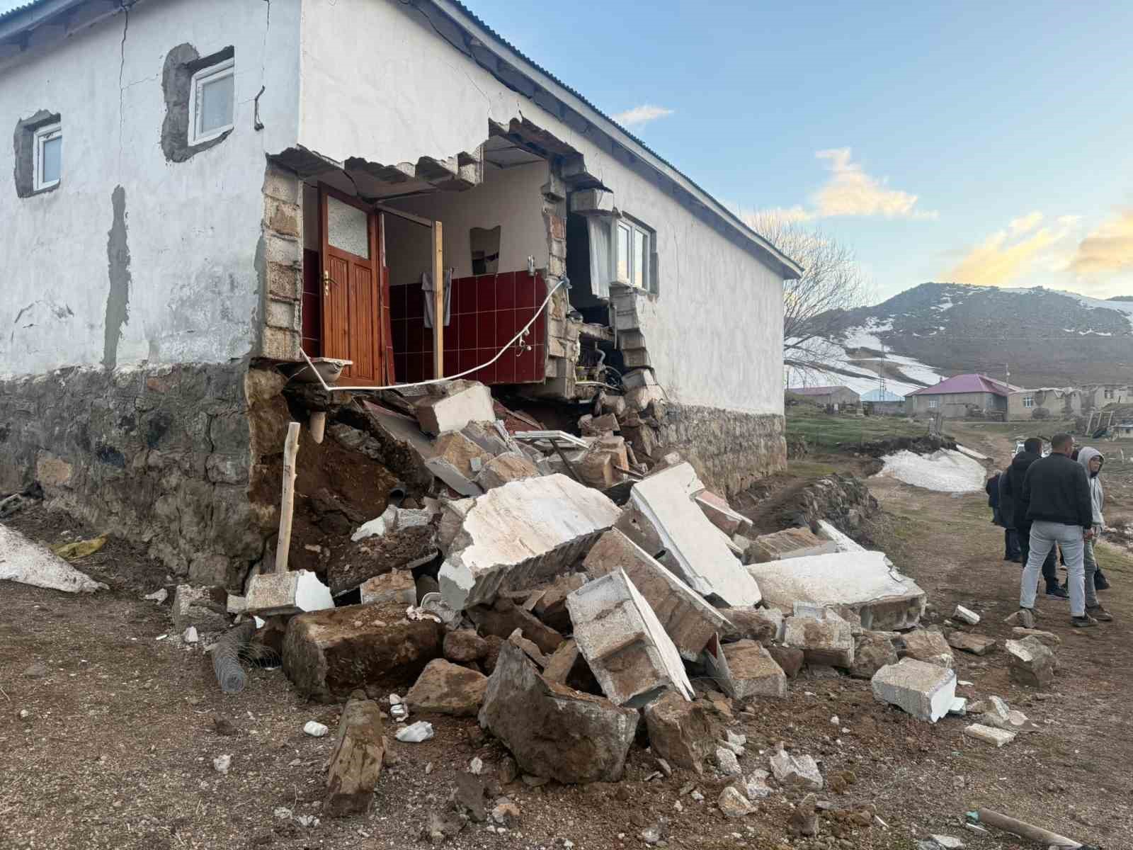 Ağrı’daki depremde köylerde bazı yapılarda hasar meydana geldi

