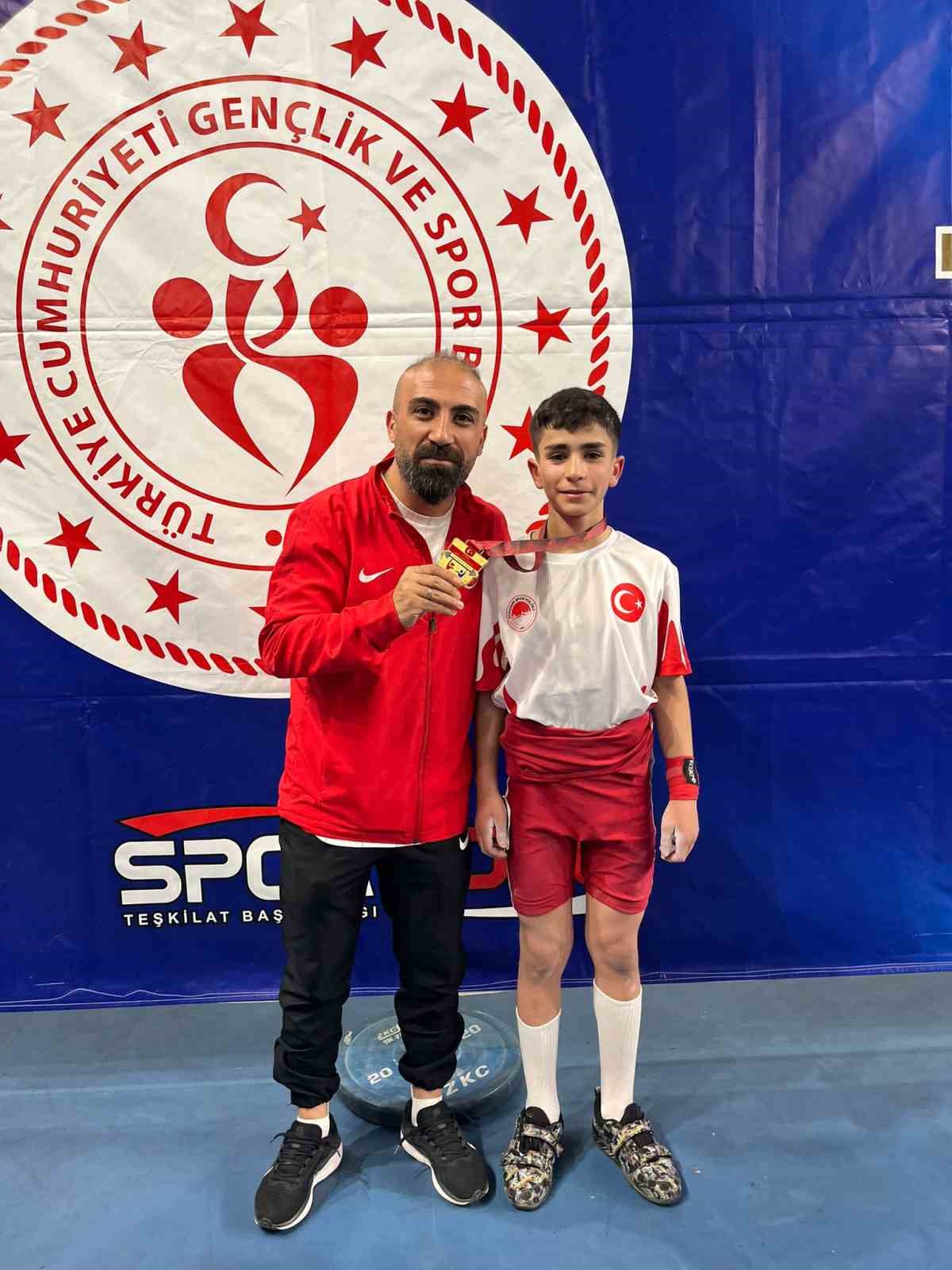 Ağrılı öğrenci halterde Türkiye şampiyonu oldu
