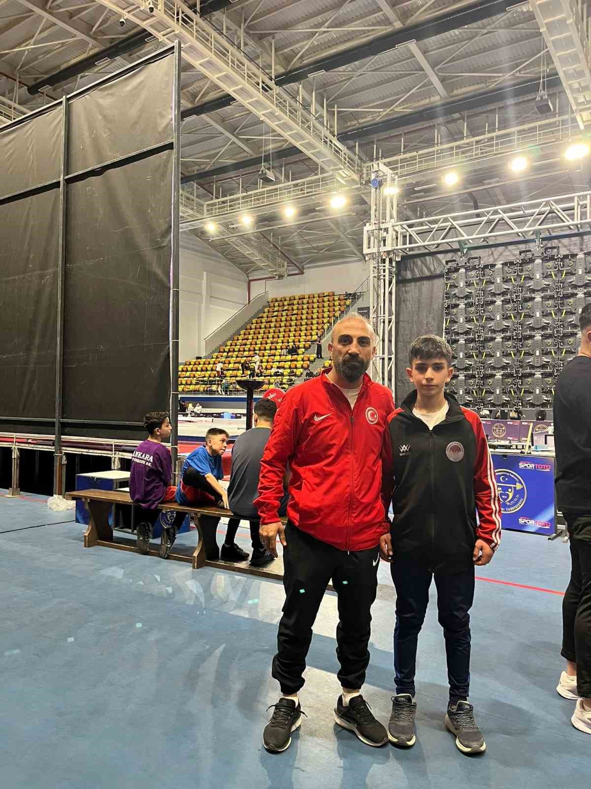 Ağrılı öğrenci halterde Türkiye şampiyonu oldu
