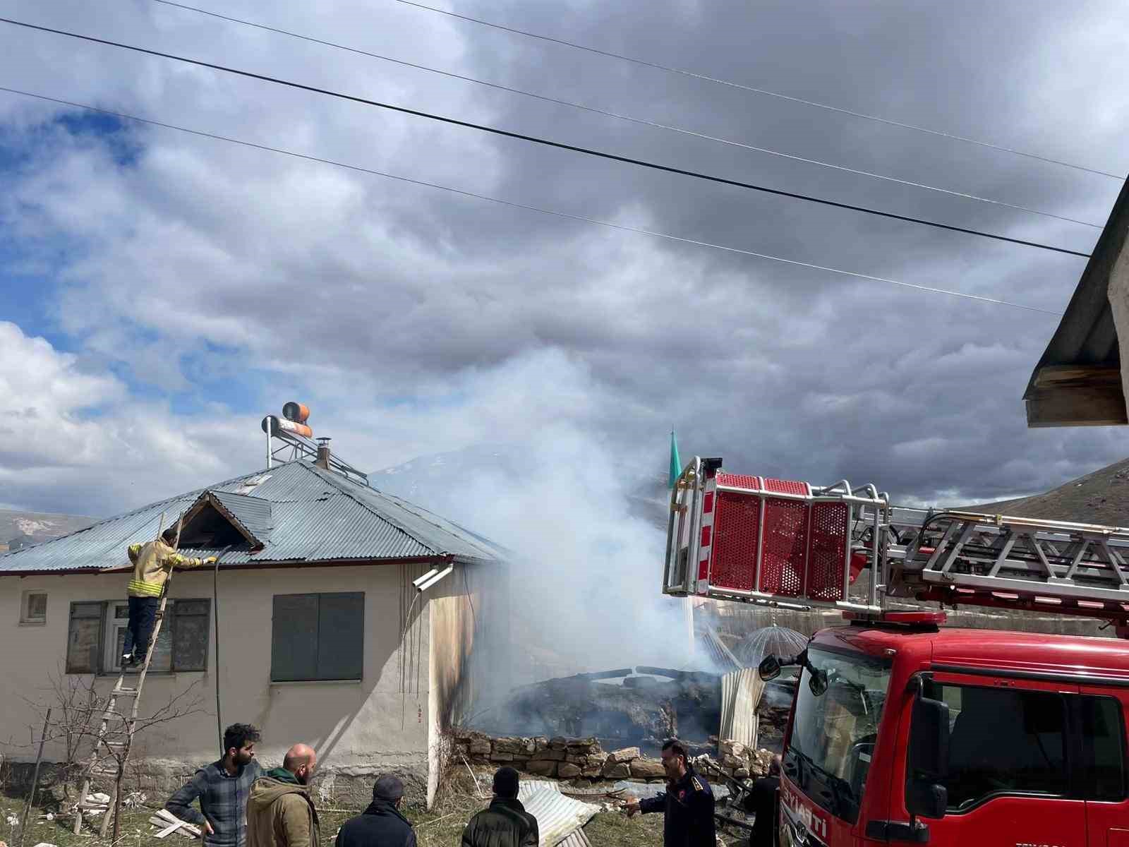 Ahırda çıkan yangın eve sıçramadan söndürüldü

