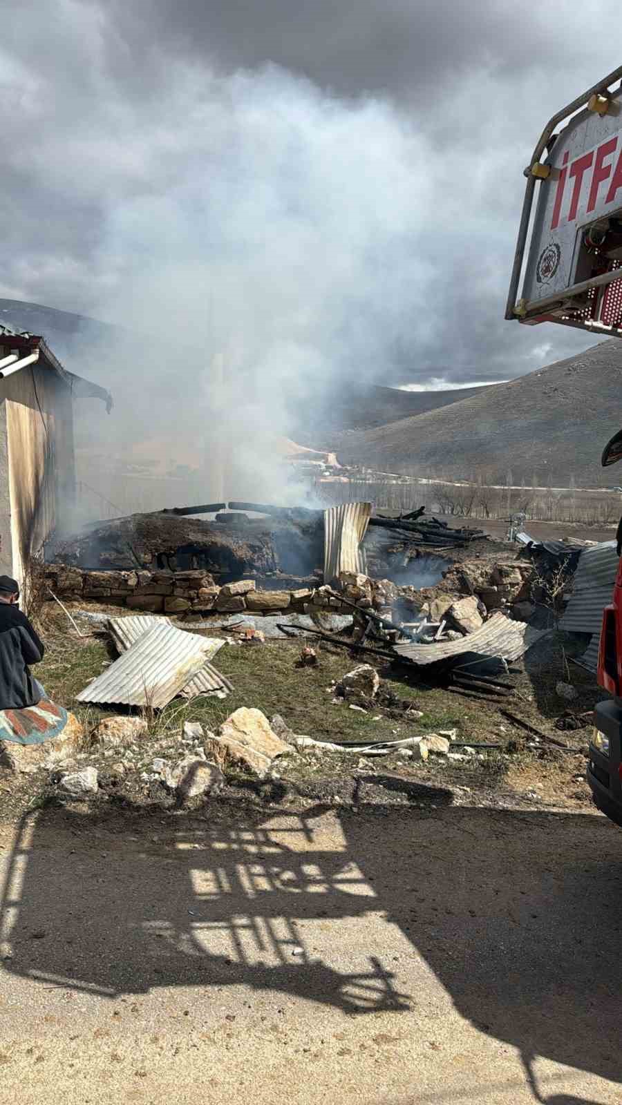 Ahırda çıkan yangın eve sıçramadan söndürüldü
