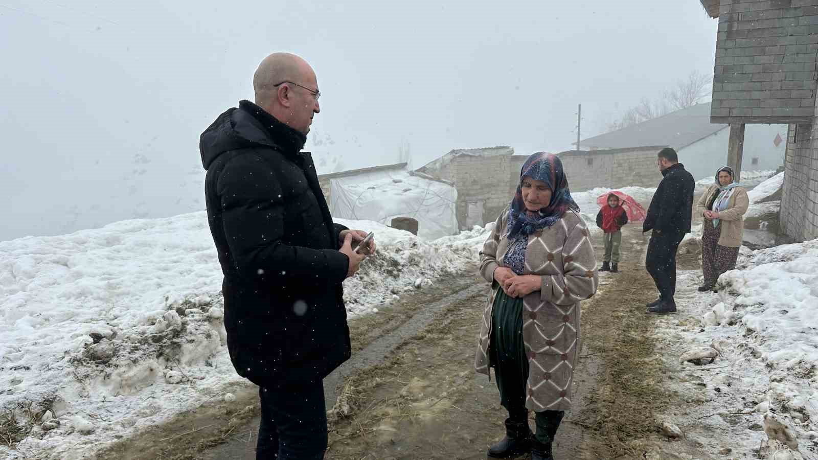 Ahırı çöken Zine teyzeye belediye başkanı yeni ahır için destek çıktı
