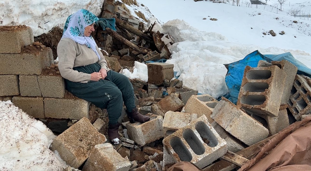 Ahırı çöken Zine teyzeye belediye başkanı yeni ahır için destek çıktı
