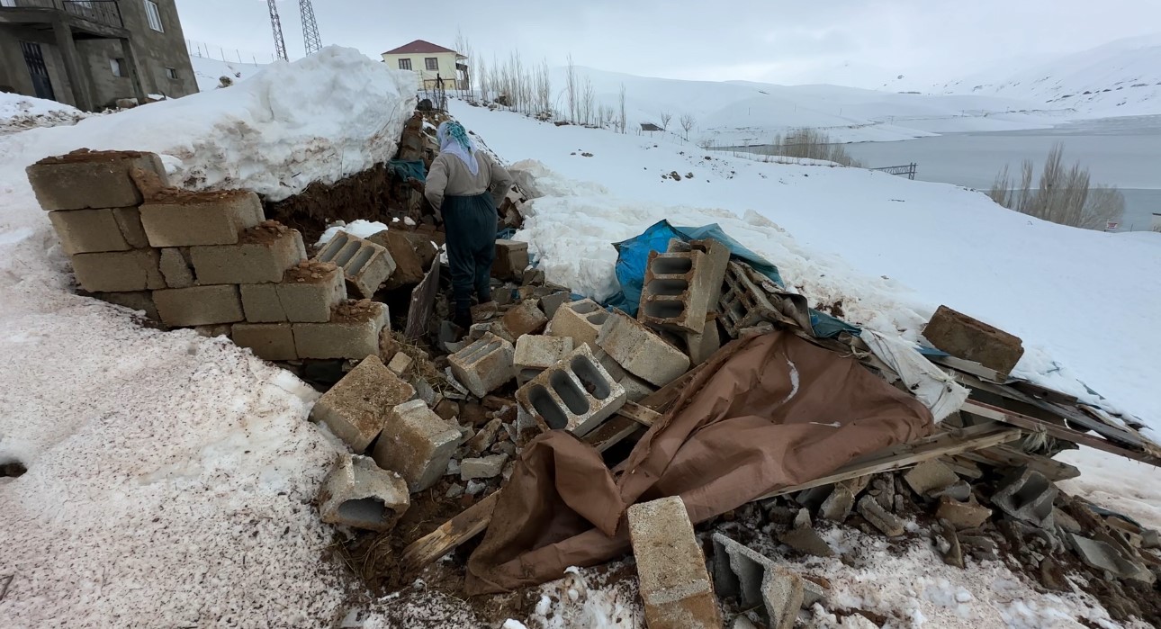 Ahırı çöken Zine teyzeye belediye başkanı yeni ahır için destek çıktı
