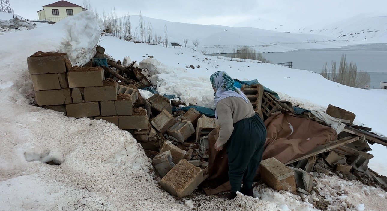 Ahırı çöken Zine teyzeye belediye başkanı yeni ahır için destek çıktı
