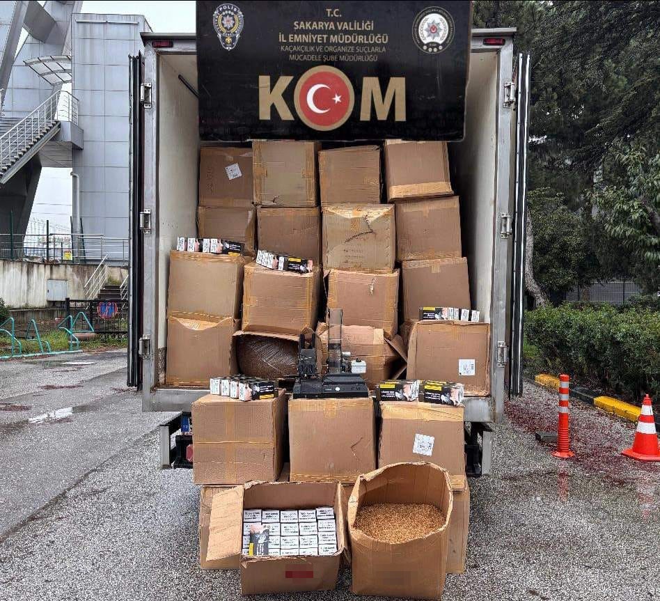 Ahırı, kaçak tütün deposuna çevirmiş
