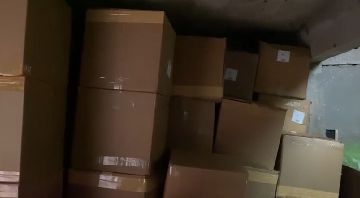 Ahırı, kaçak tütün deposuna çevirmiş
