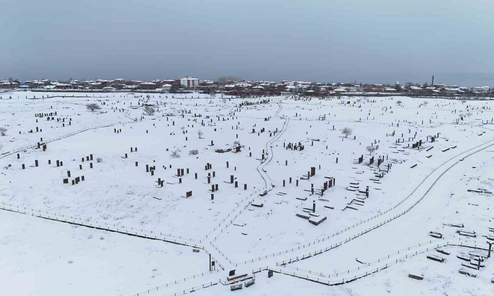 Ahlat’ın tarihi mekanlarında kar güzelliği
