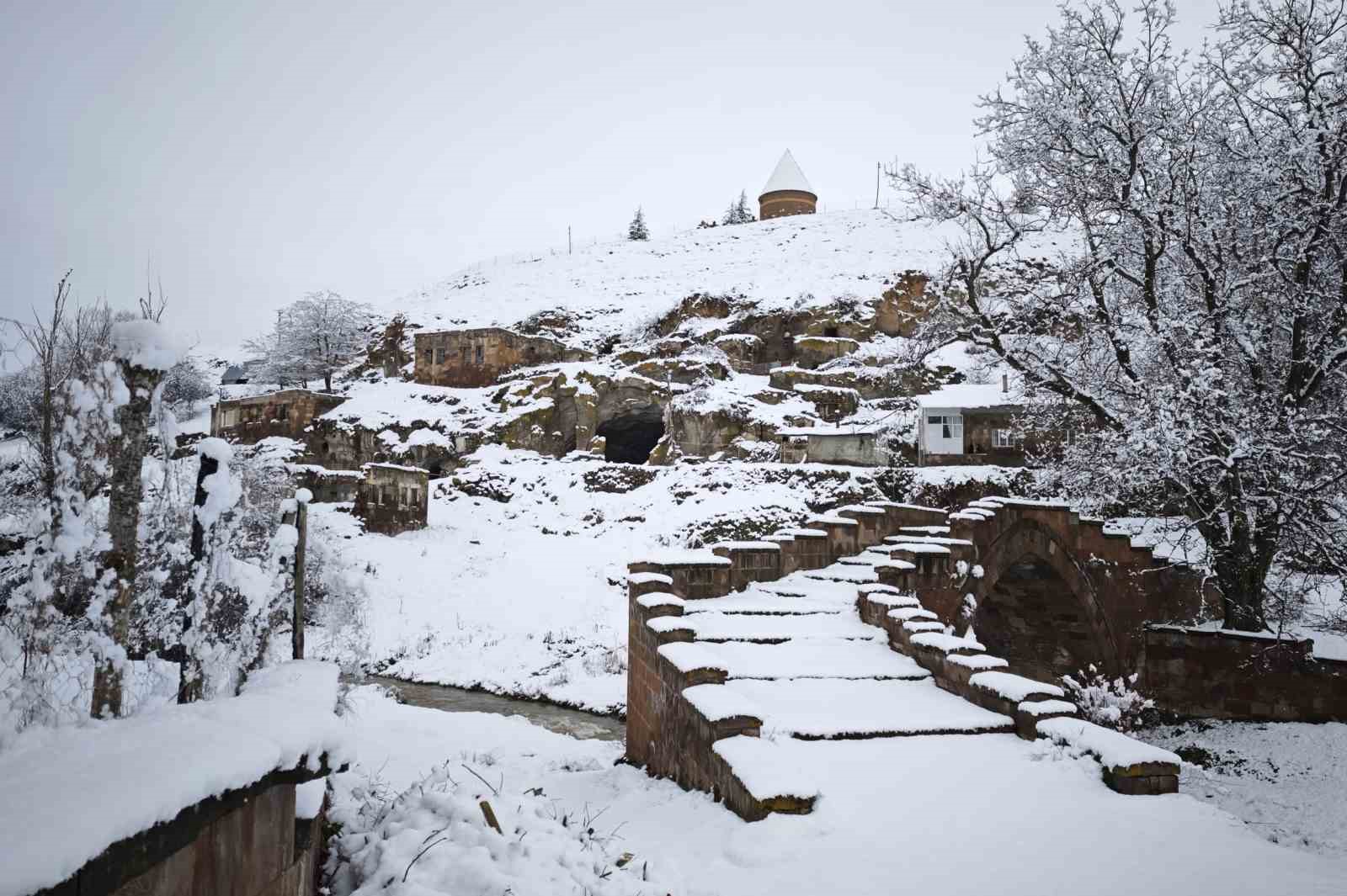 Ahlat’ın tarihi mekanlarında kar güzelliği
