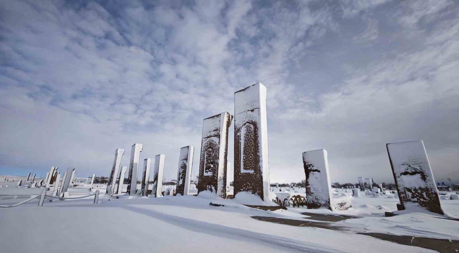 Ahlat’ın tarihi mekanlarından kartpostallık kar manzaraları
