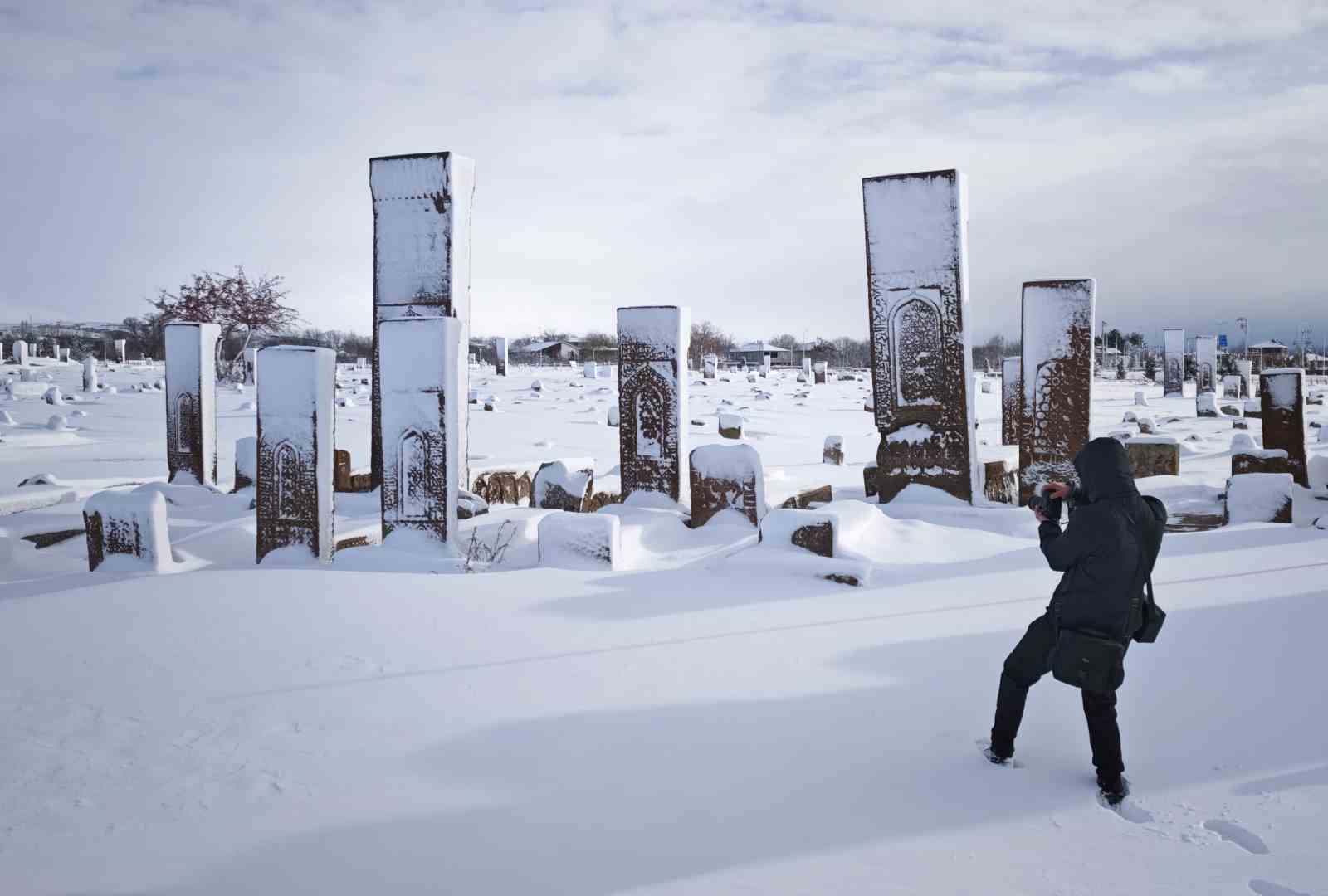 Ahlat’ın tarihi mekanlarından kartpostallık kar manzaraları
