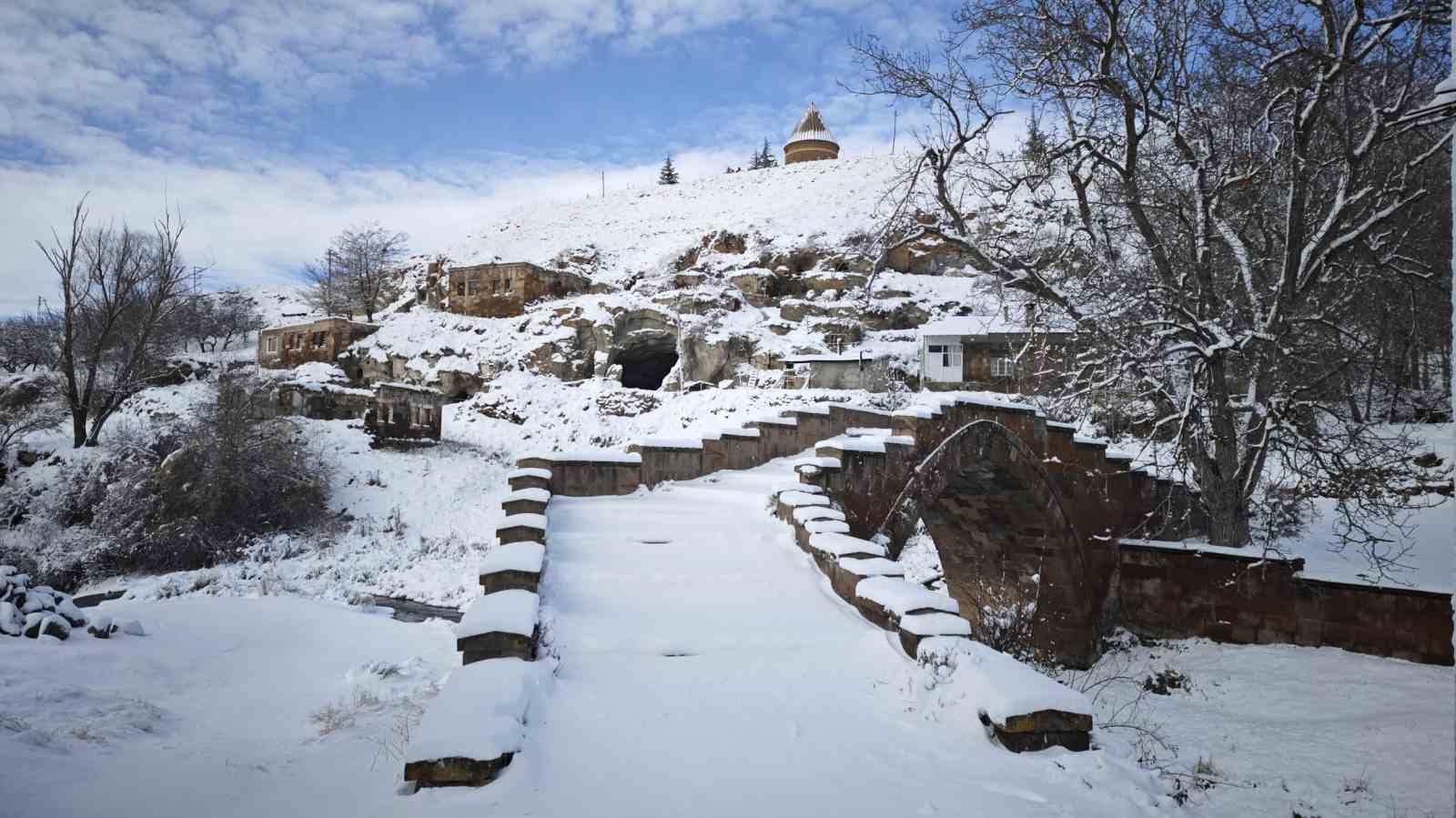 Ahlat’ın tarihi mekanlarından kartpostallık kar manzaraları
