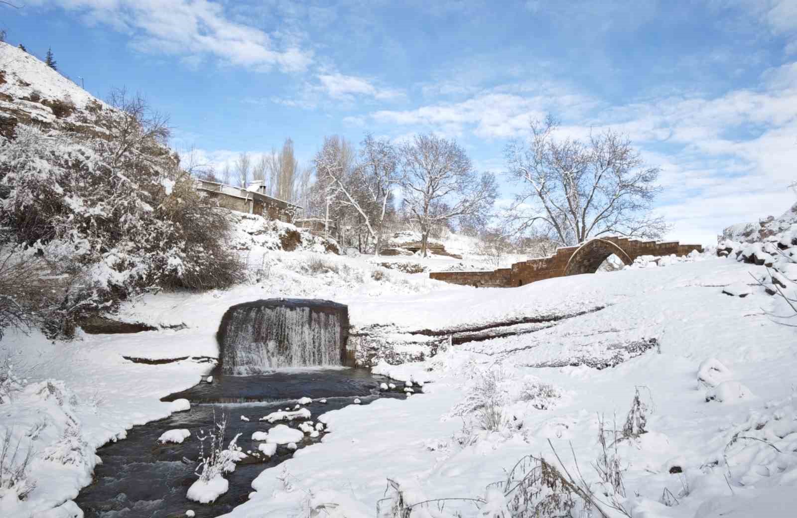 Ahlat’ın tarihi mekanlarından kartpostallık kar manzaraları

