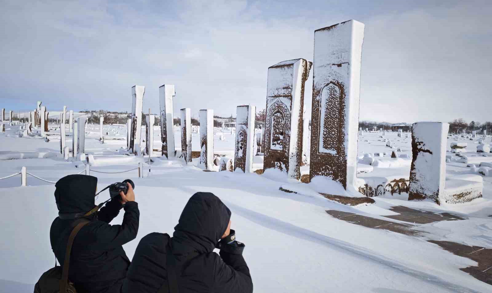Ahlat’ın tarihi mekanlarından kartpostallık kar manzaraları
