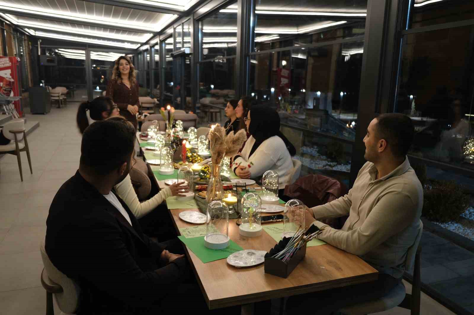 Ahlat’ta iftar sonrası cam fanus boyama etkinliği
