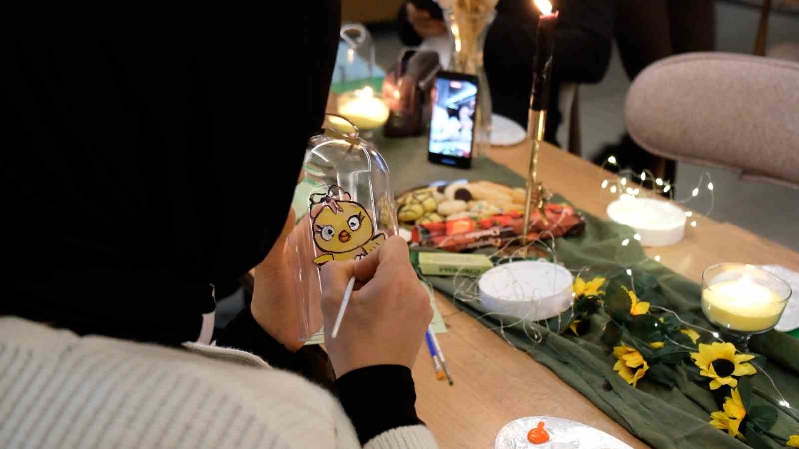 Ahlat’ta iftar sonrası cam fanus boyama etkinliği
