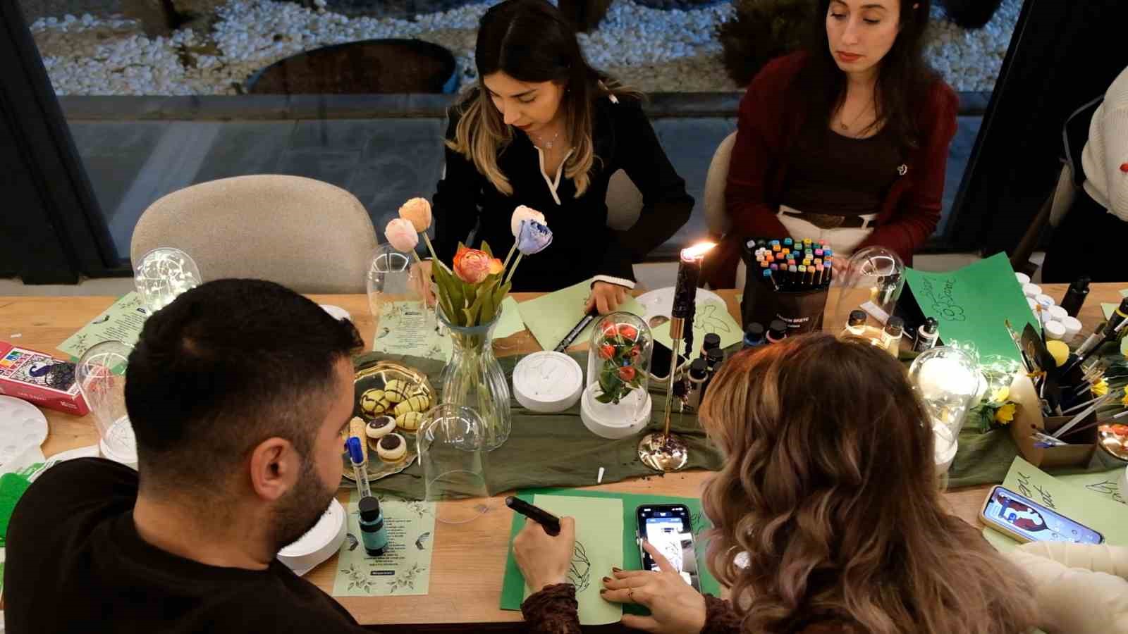 Ahlat’ta iftar sonrası cam fanus boyama etkinliği
