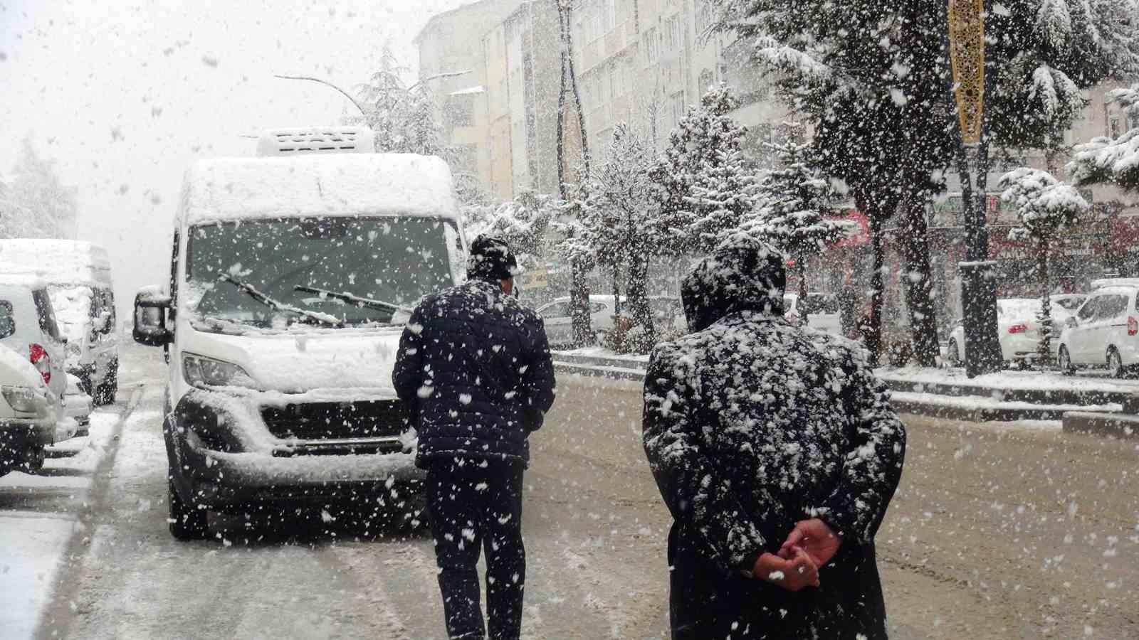 Ahlat’ta kar yağışı
