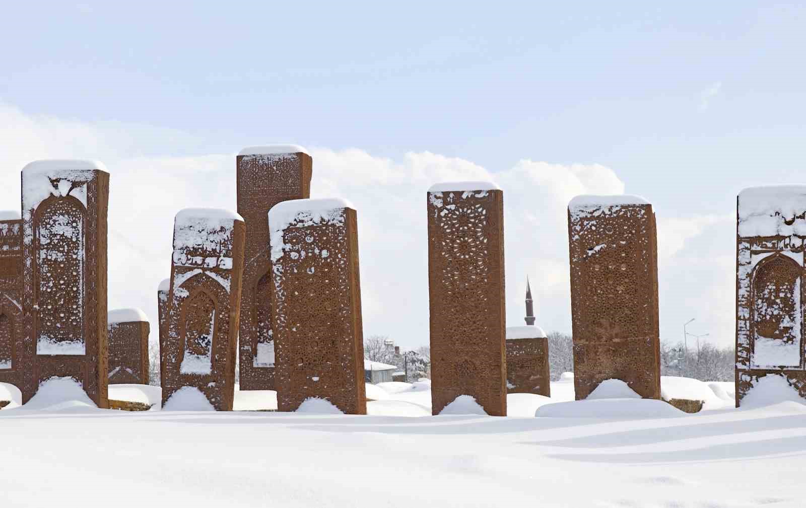 Ahlat’ta masalsı kış manzaraları
