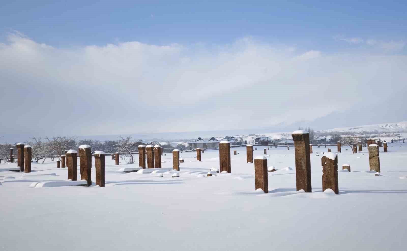 Ahlat’ta masalsı kış manzaraları
