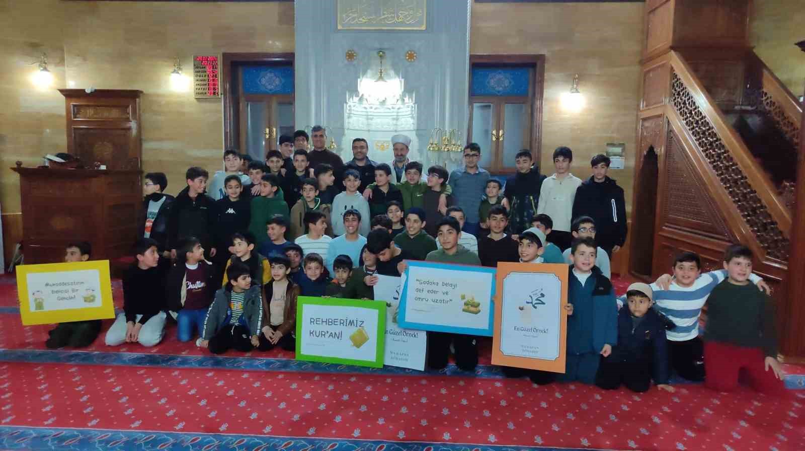 Ahlat’ta öğrenciler teravihte buluştu
Ahlat’ta öğrenciler teravihte buluştu