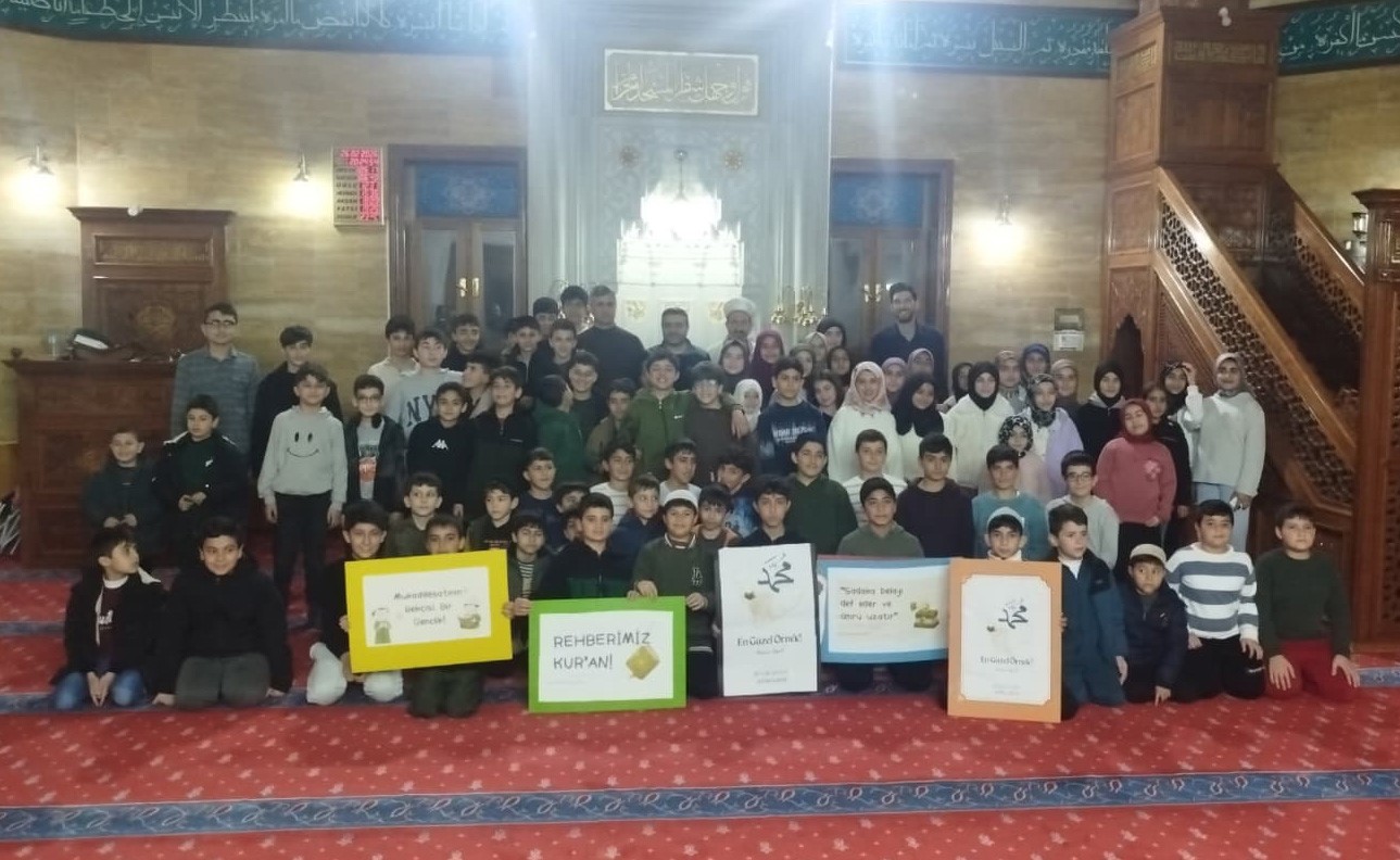 Ahlat’ta öğrenciler teravihte buluştu
Ahlat’ta öğrenciler teravihte buluştu