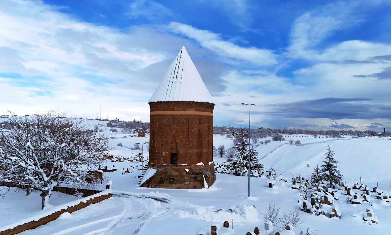 Ahlat’ta tarih beyaza büründü
