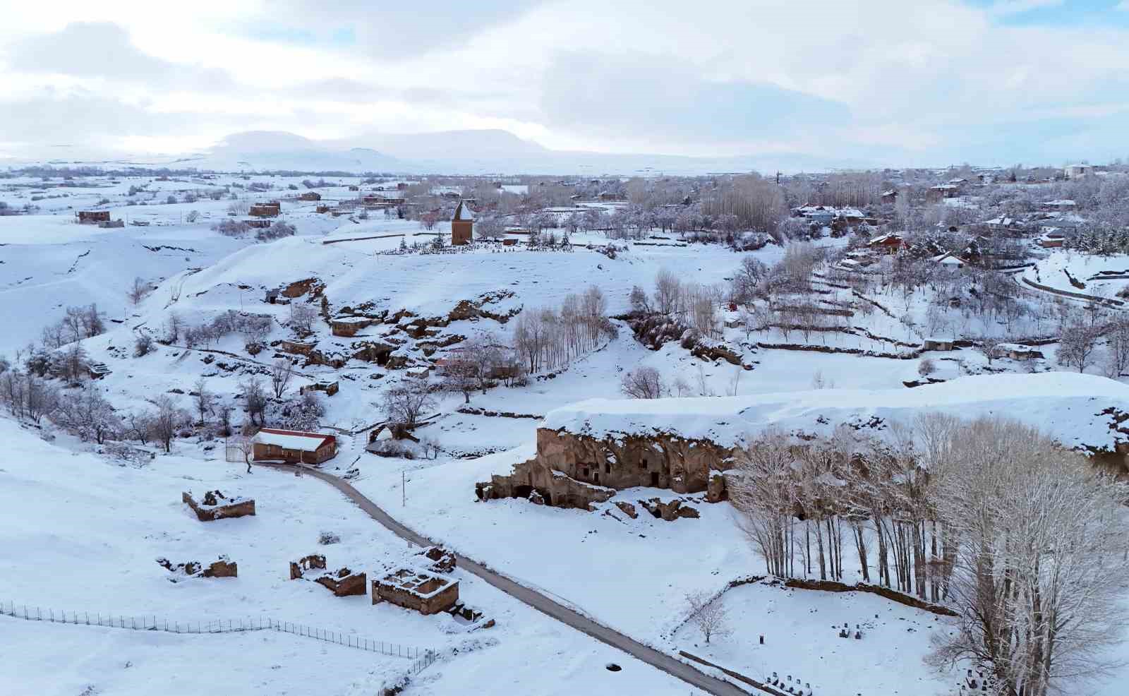Ahlat’ta tarih beyaza büründü
