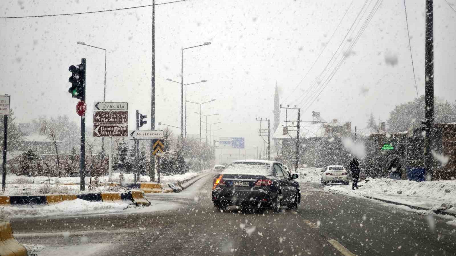 Ahlat’ta yoğun kar yağışı
