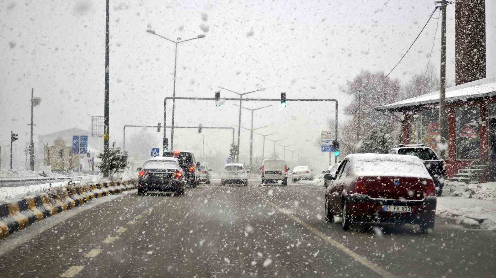 Ahlat’ta yoğun kar yağışı
